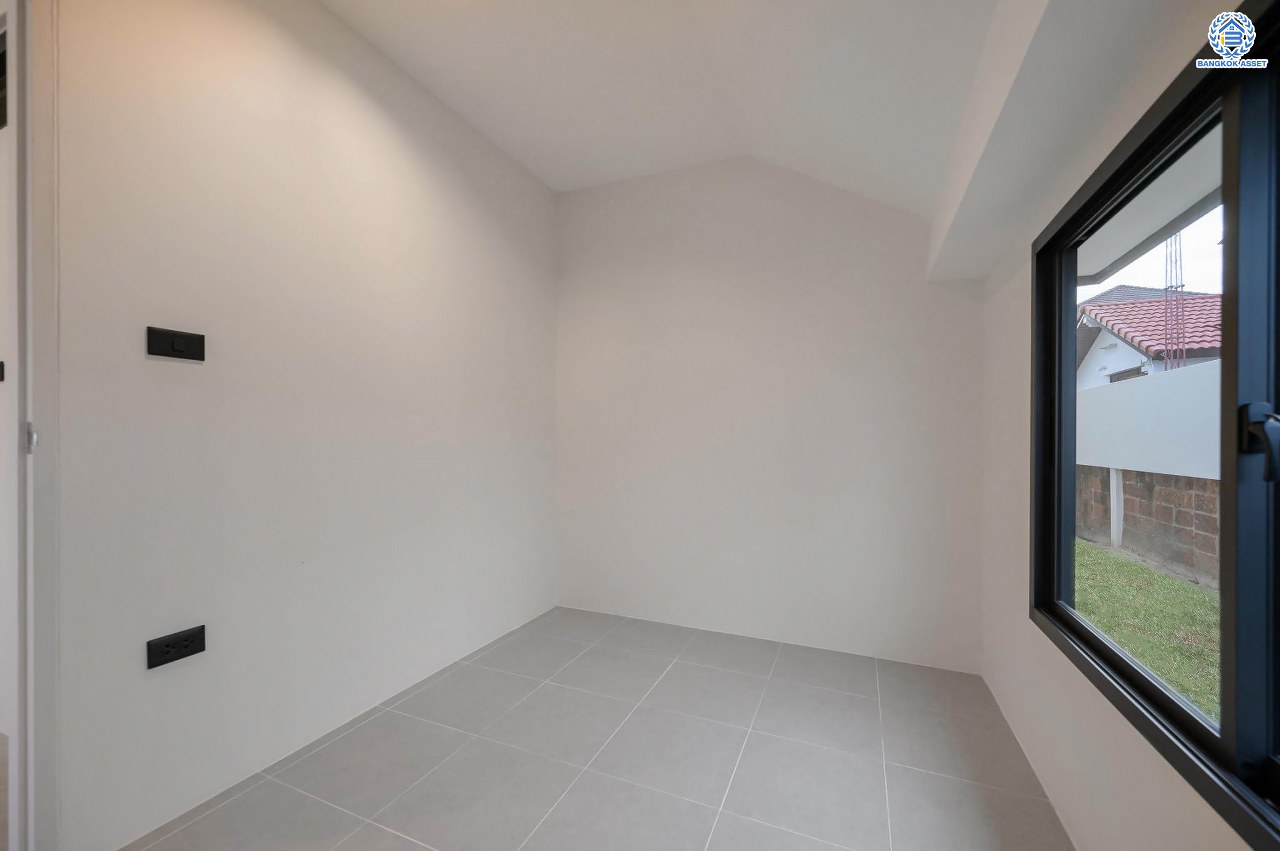 บ้านเดี่ยวฟิลคฤหาสน์มือสองตกแต่งใหม่ แบรนด์ LH ดีไซน์สุดหรูหรา โครงการ ลดาวัลย์ ปิ่นเกล้า เนื้อที่ 214 ตร.ว. บนพื้นที่ใช้สอยถึง 553.48 ตร.ม. ฟังก์ชันจัดเต็ม 4 ห้องนอน 5 ห้องน้ำ 1 ห้องอเนกประสงค์ 1 ห้องแม่บ้าน จอดรถได้ถึง 2 คัน ทำเลติดถนนบรมราชชนนี เชื่อมต่อหลายเส้นทาง ใกล้มหาวิทยาลัยมหิดล และเซ็นทรัลศาลายา